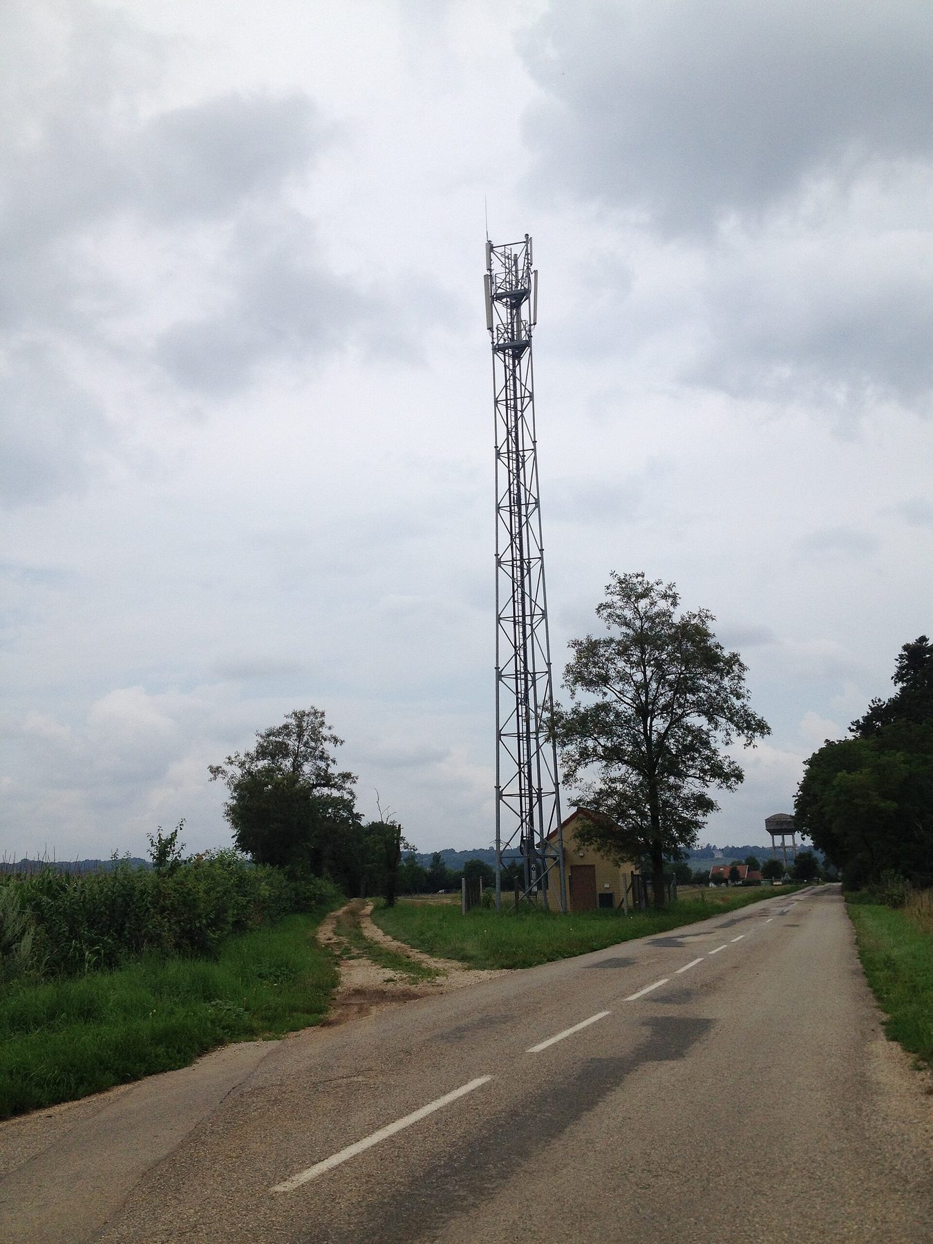 Site radio : pylône, antennes et local technique