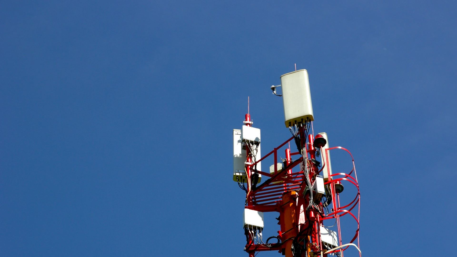 Pylône radio : antennes panneau, liaisons et accès technique